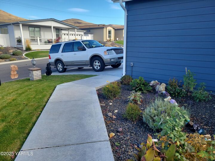 Property Photo:  200 Bridle Way  WA 98901 
