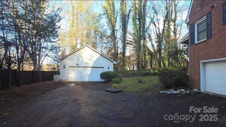 Property Photo: 822 Westminster Circle SW NC 28645