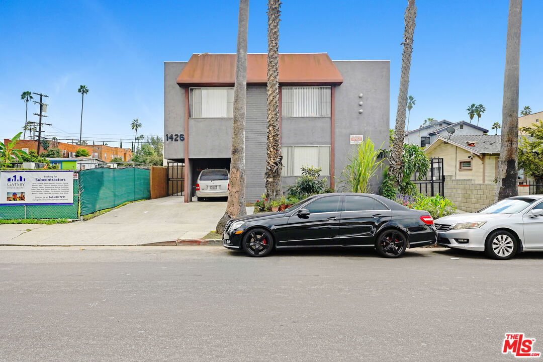 Property Photo:  1426 S Cochran Ave  CA 90019 