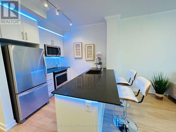 Property Photo:  4085 Parkside Village Drive 1601  ON L5B 0K9 