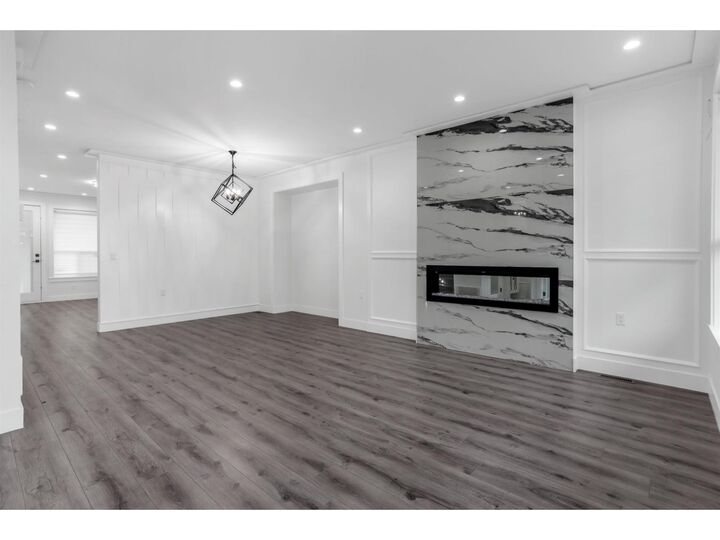 Photo de la propriété:  13762 112 Avenue  BC V3R 2G3 