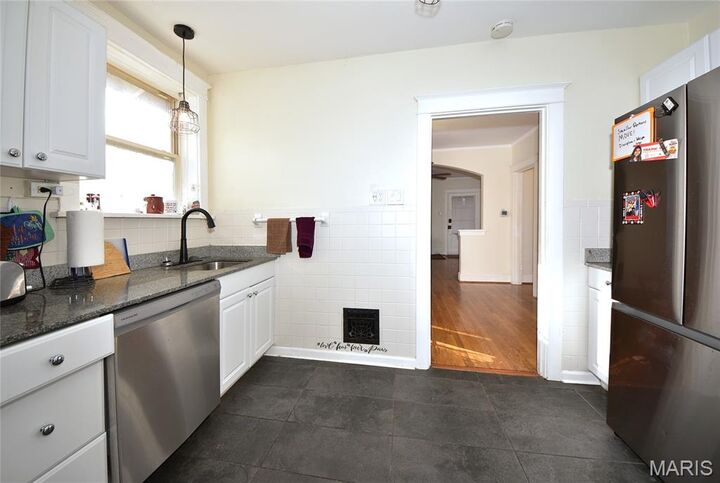 Property Photo:  18 Sunset Court  MO 63121 