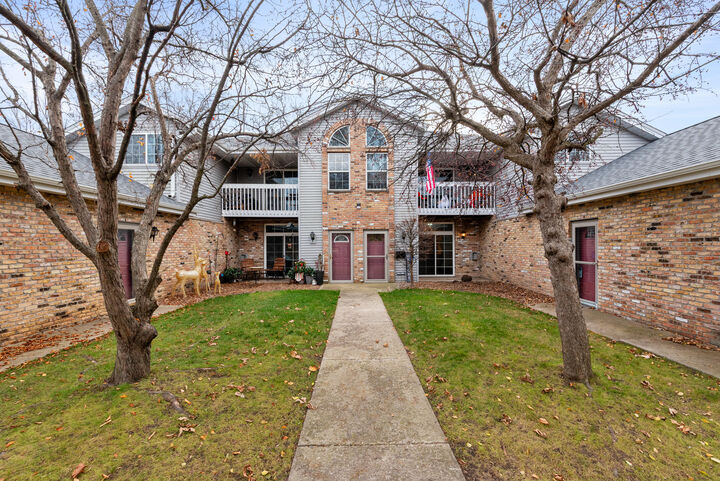 180 W Oak Leaf Dr  Oak Creek WI 53154 photo