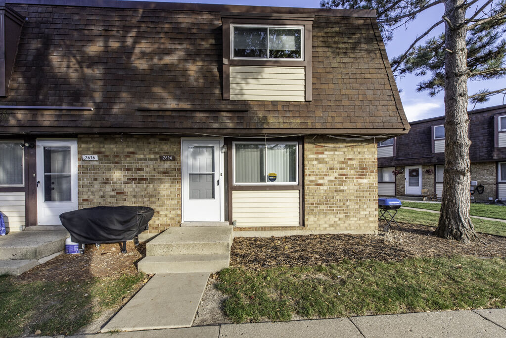 Property Photo: 2634 Woodview Court IL 60087