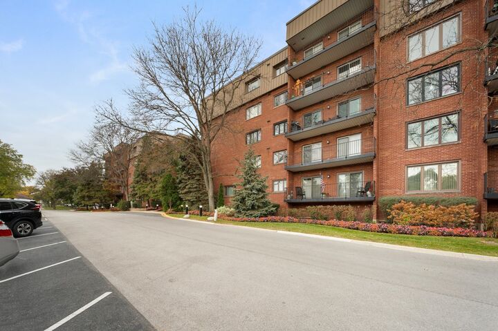 Property Photo:  127 Acacia Circle 304  IL 60525 