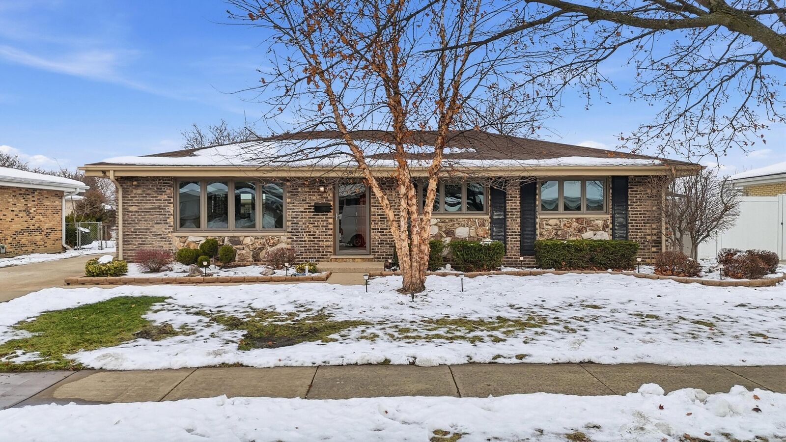 Property Photo: 581 Victoria Lane IL 60191