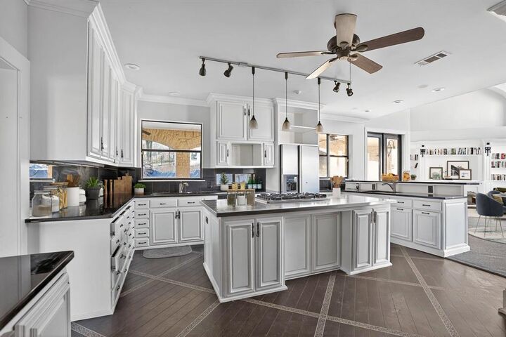 Property Photo:  2422 Creekwood Drive  TX 75104 