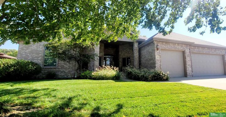 Property Photo: 819 S Country Club Avenue NE 68467