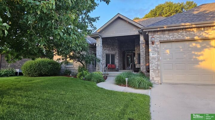 Property Photo: 819 S Country Club Avenue NE 68467