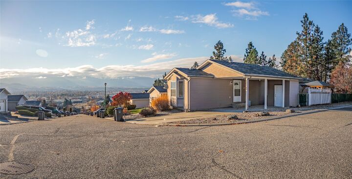 Property Photo:  2550 Hollywood Road N 121  BC V1V 2S6 