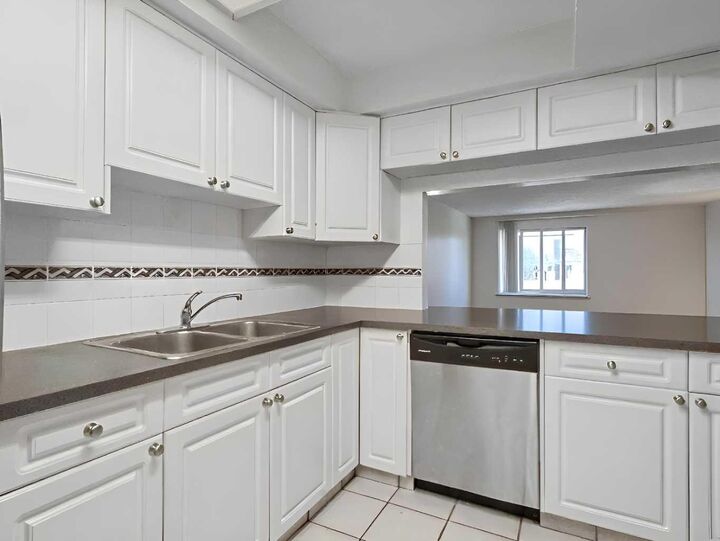 Property Photo: 1625 14 Avenue SW 205 AB T3C 0W6