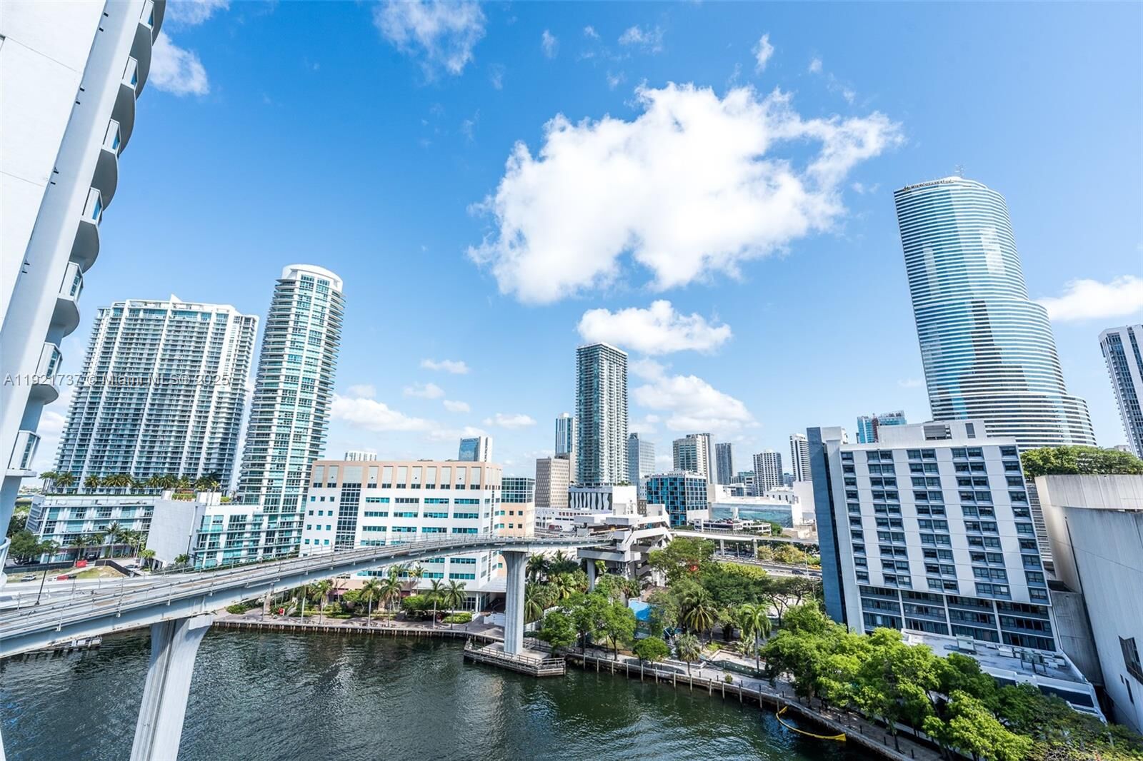 Property Photo:  31 SE 5 St 1603  FL 33131 