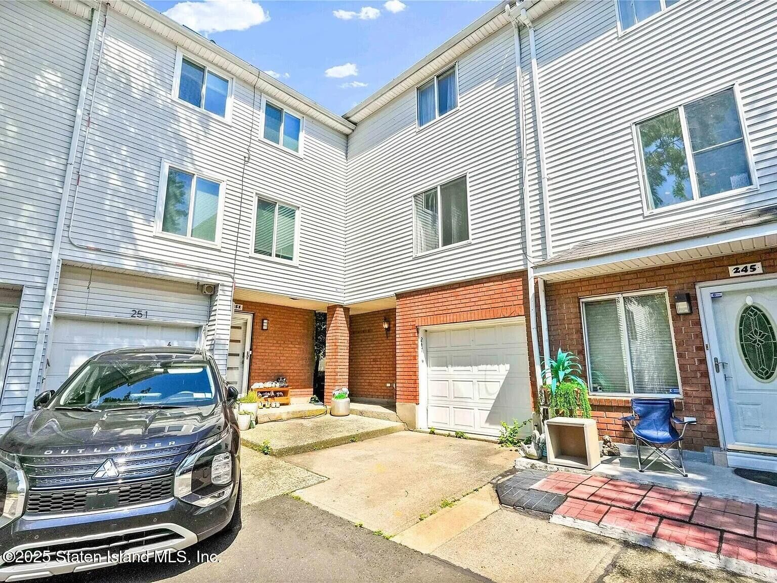 Property Photo: 247 Ilyssa Way NY 10312