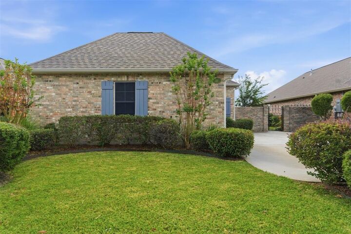 Property Photo:  215 Pecanwood Drive  LA 70605 