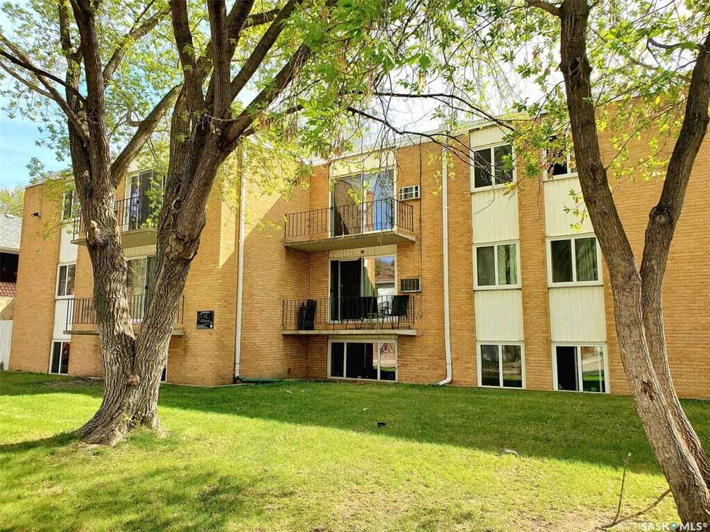 Property Photo: 412 B Avenue N SK S7L 1E4