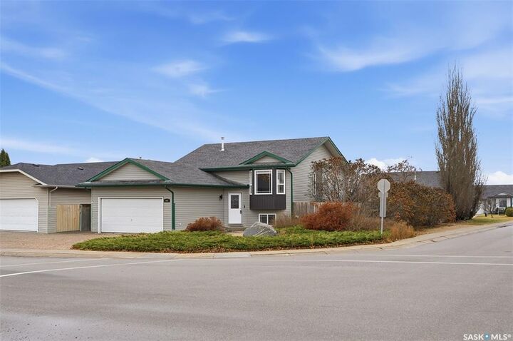 Property Photo:  302 Kerr Road  SK S7K 4S3 