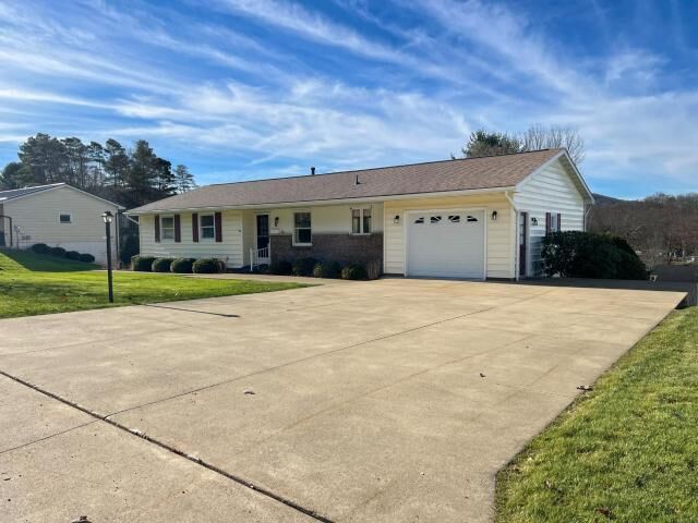 Property Photo:  6 Leslie Boulevard  PA 16365 