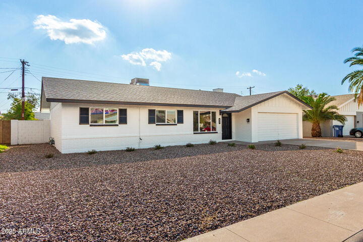 Property Photo: 233 E Erie Drive AZ 85282