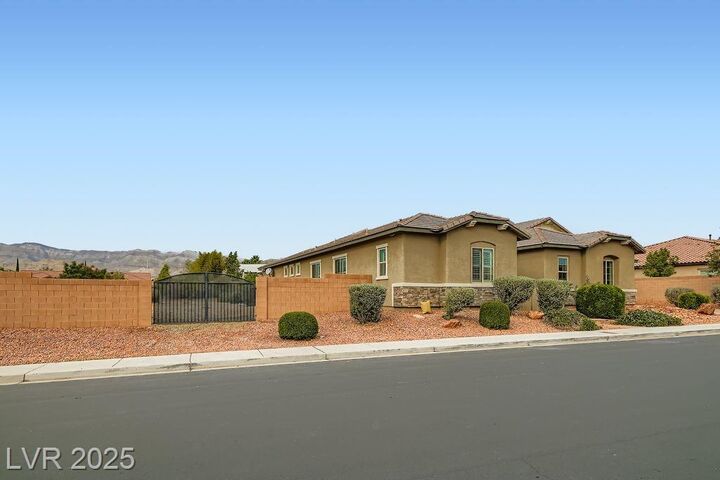 Property Photo: 6823 Willowcroft Street NV 89149