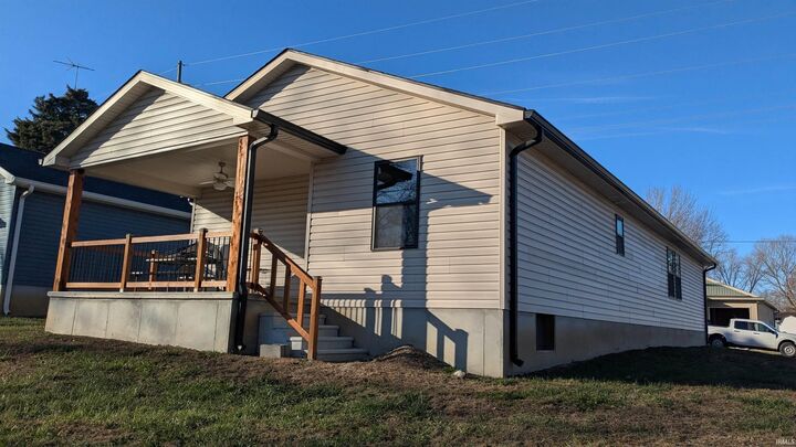 Property Photo:  1015 E Glezen Street  IN 47567 