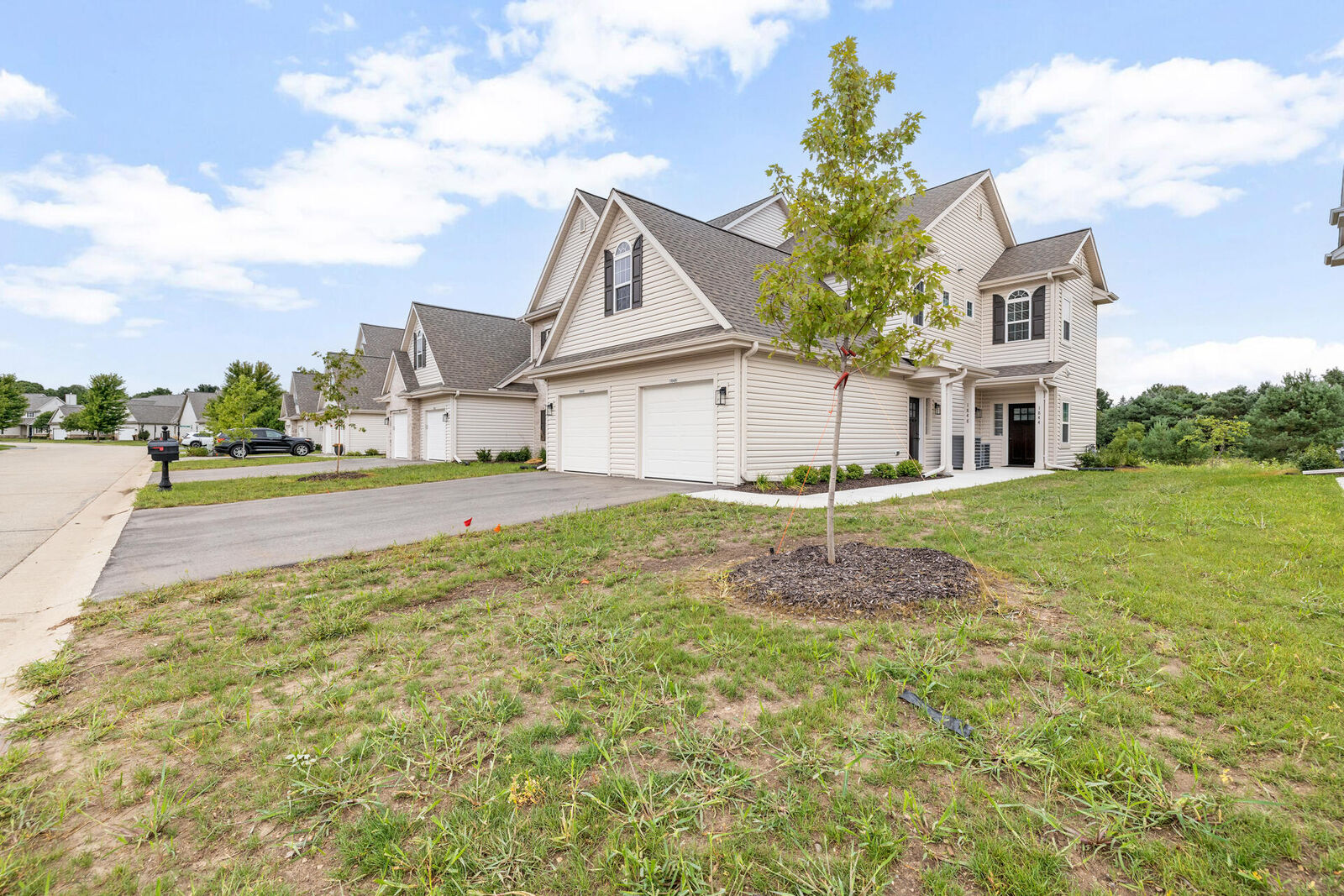 Property Photo:  1870 Woodland Way 433-1  WI 53086 