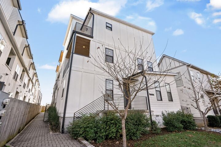 Property Photo: 208 N 9th St 1 TN 37206