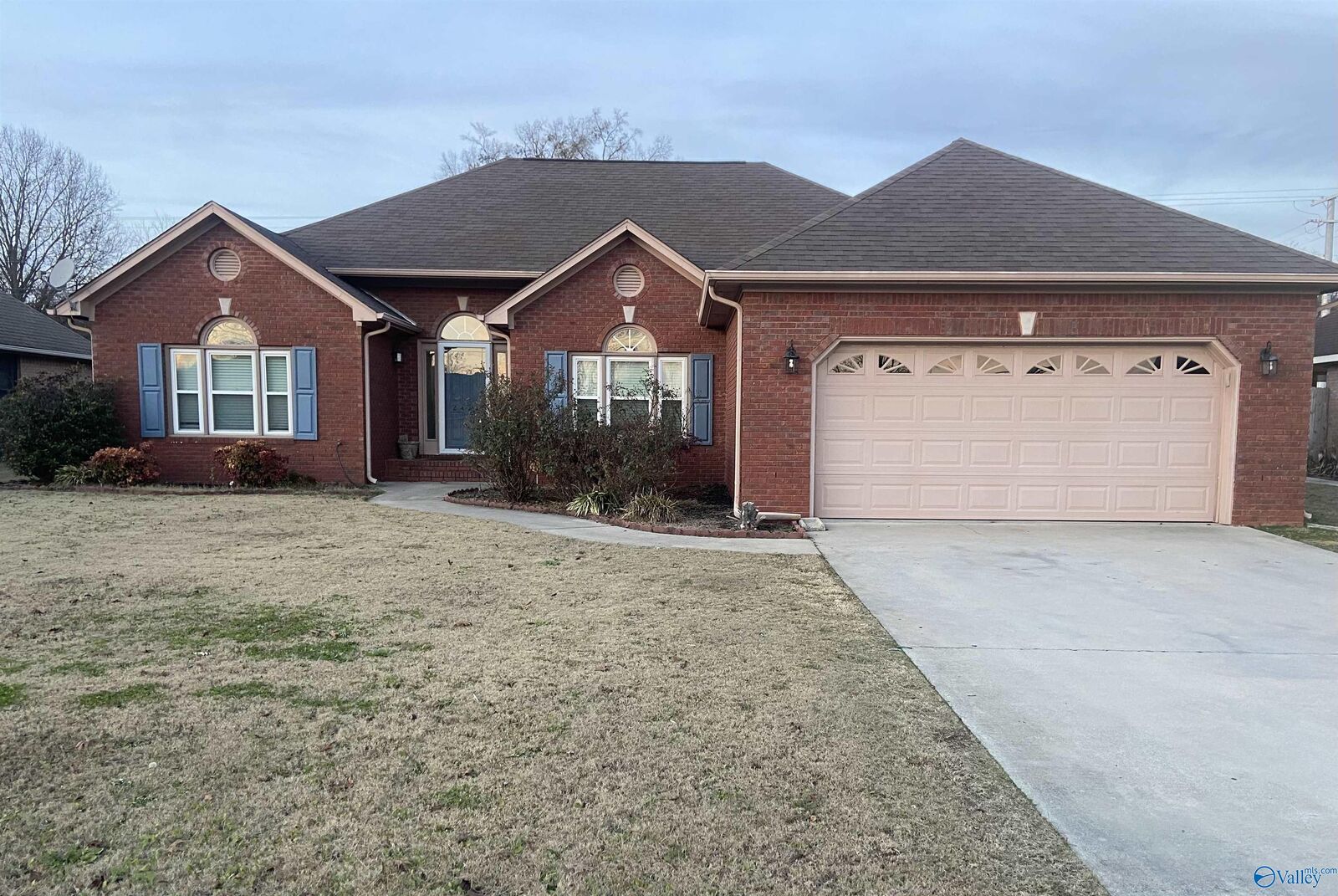 Property Photo:  2422 SW Alexandria Street  AL 35603 