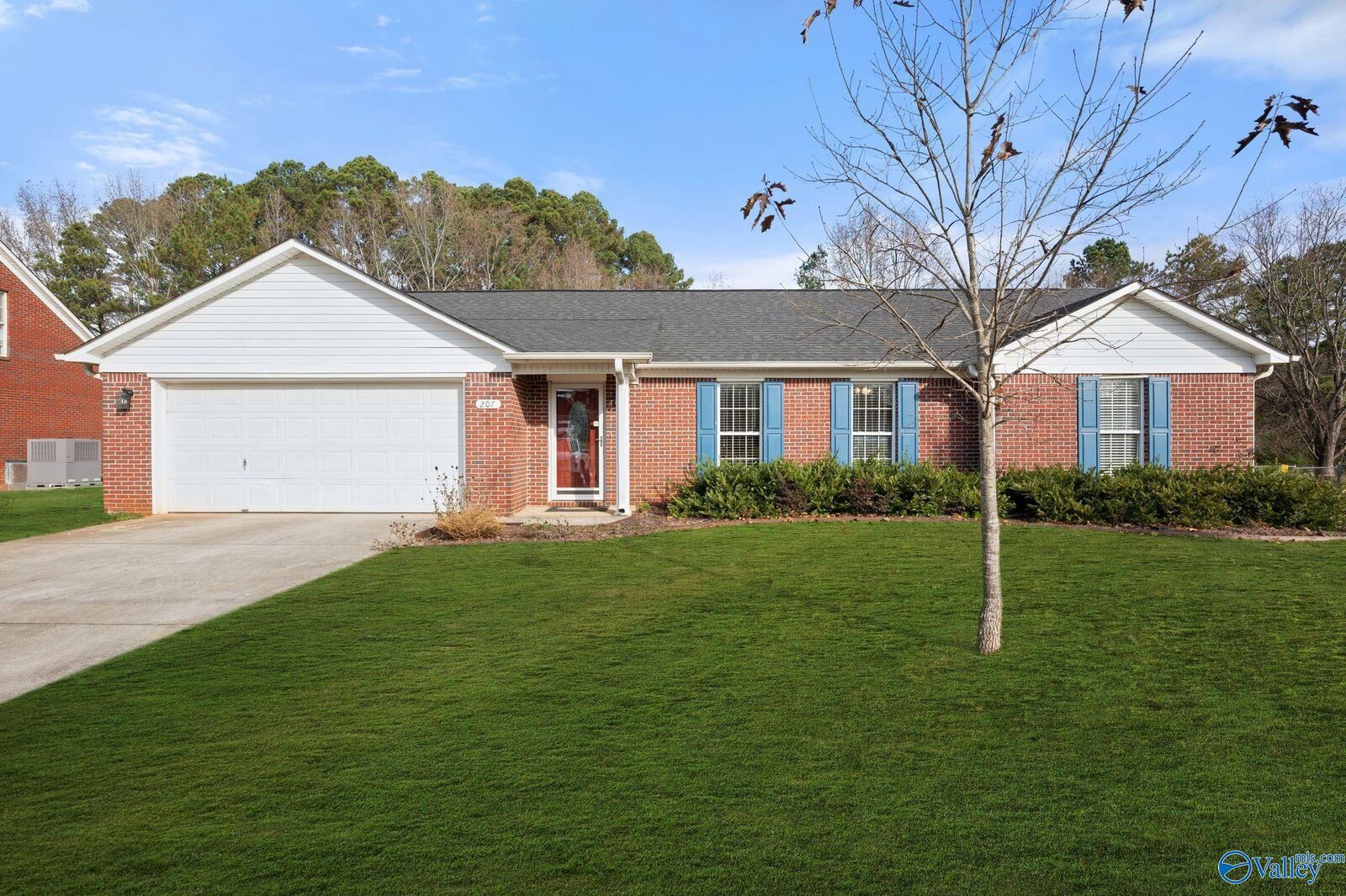 Property Photo:  207 Brook Wind Drive  AL 35750 