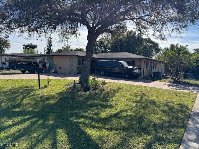 Property Photo: 1736 Bonnie Court FL 33901