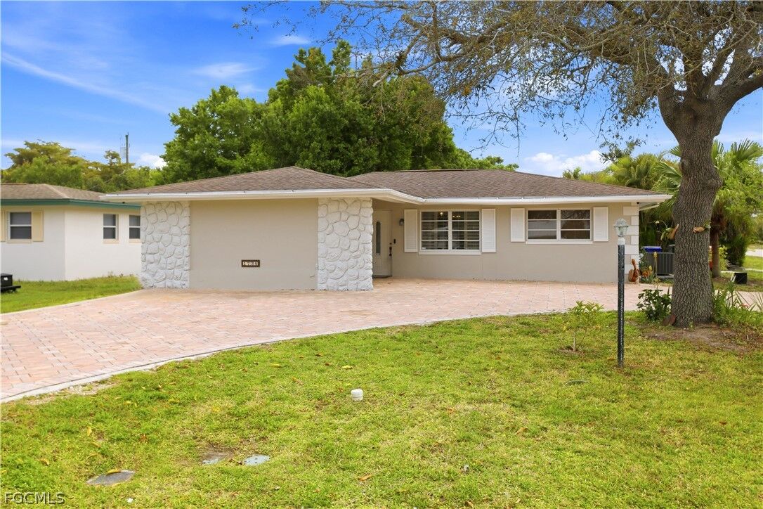Property Photo:  1736 Bonnie Court  FL 33901 