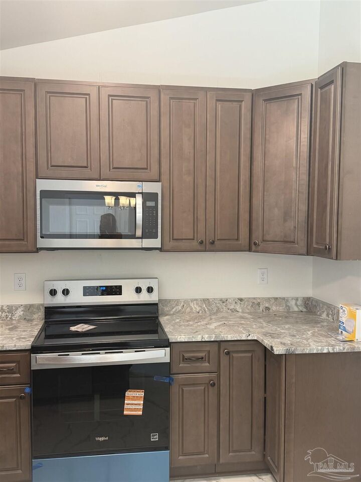 Property Photo:  5403 Hollow Oak Ln  FL 32571 