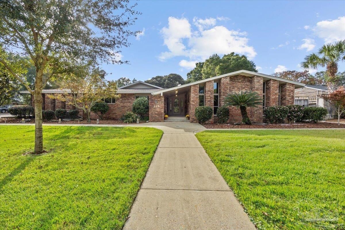 Property Photo:  205 Silverthorn Dr  FL 32561 