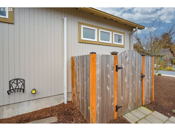 Property Photo: 3023 Hummingbird Ln OR 97405