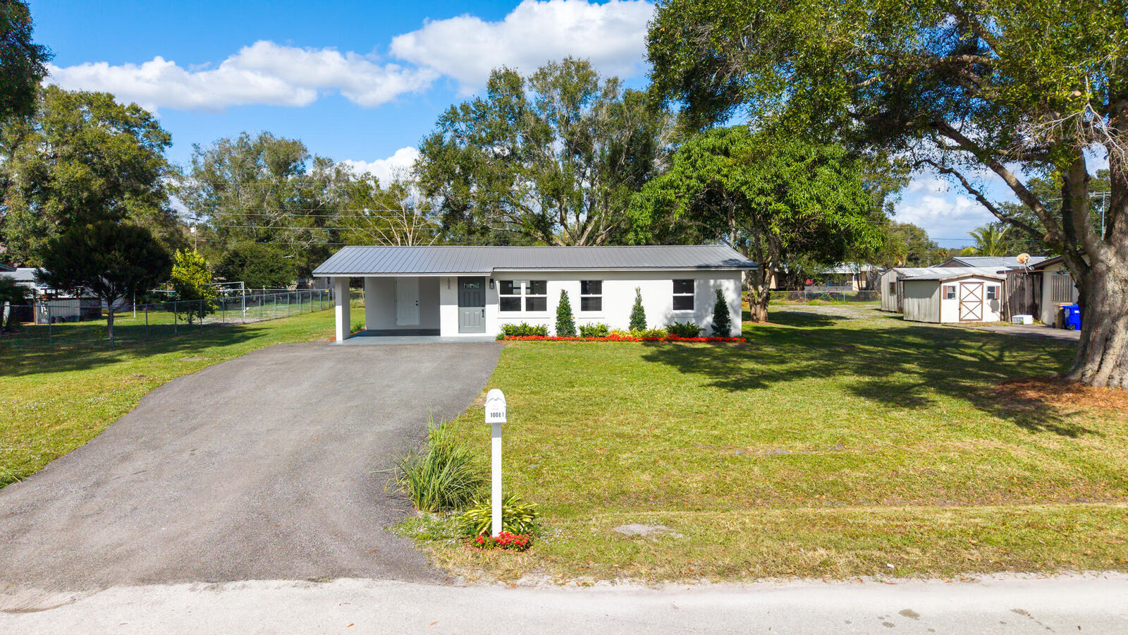Property Photo: 1008 SW 10th Street FL 34974