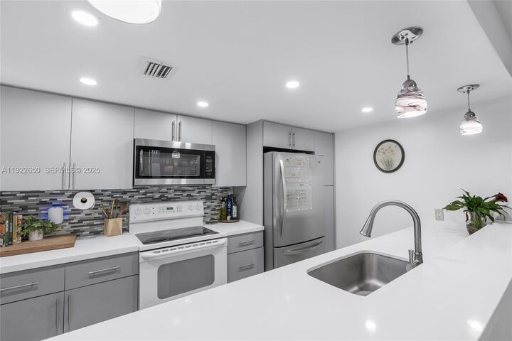 Property Photo: 10911 Cedar Ln FL 33026