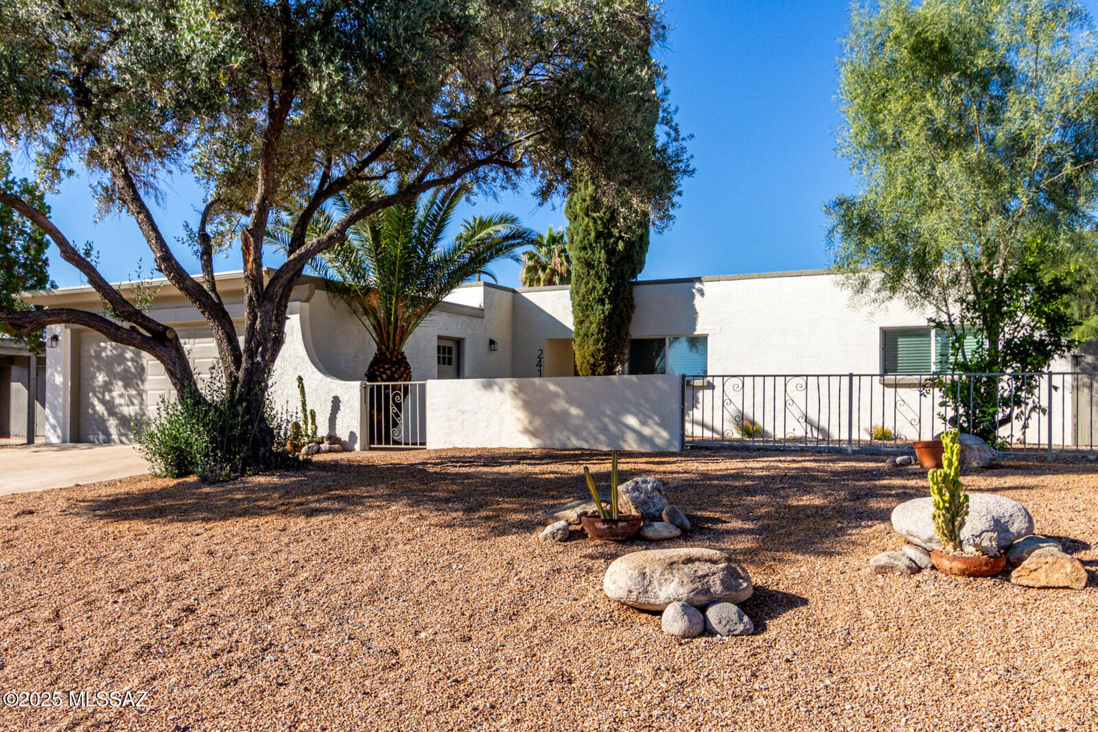 Property Photo: 2418 S Palm Springs Drive AZ 85710