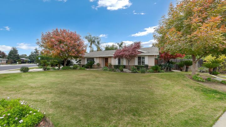 Property Photo:  2113 E Paradise Avenue  CA 93292 