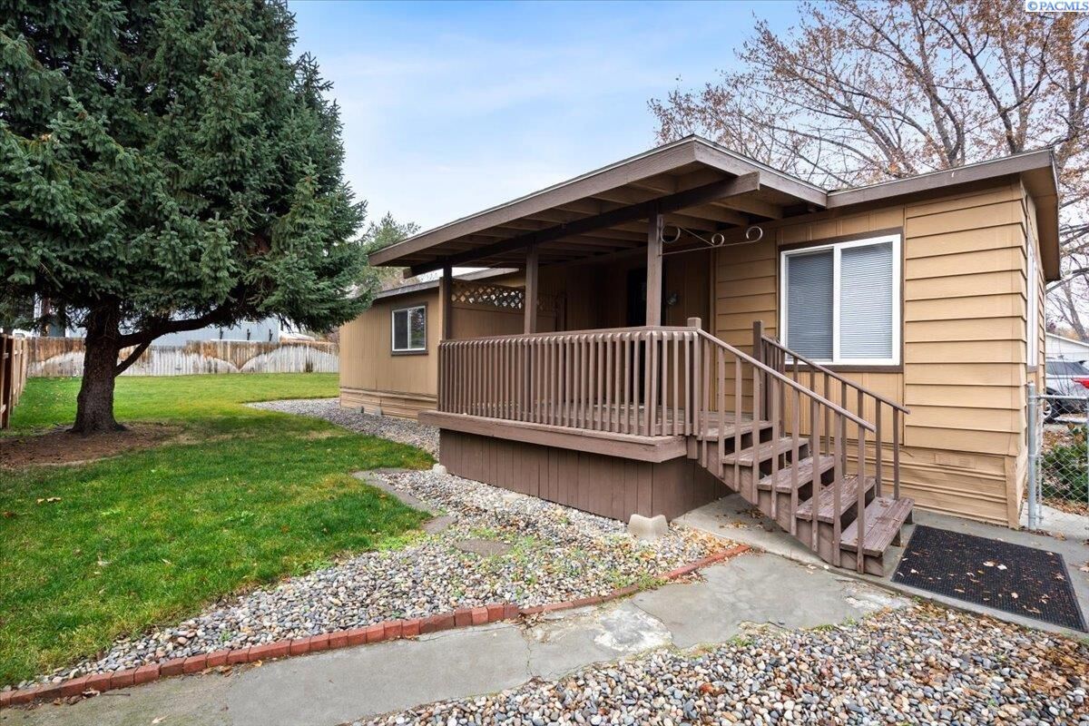 Property Photo:  595 N 60th Ave  WA 99353 