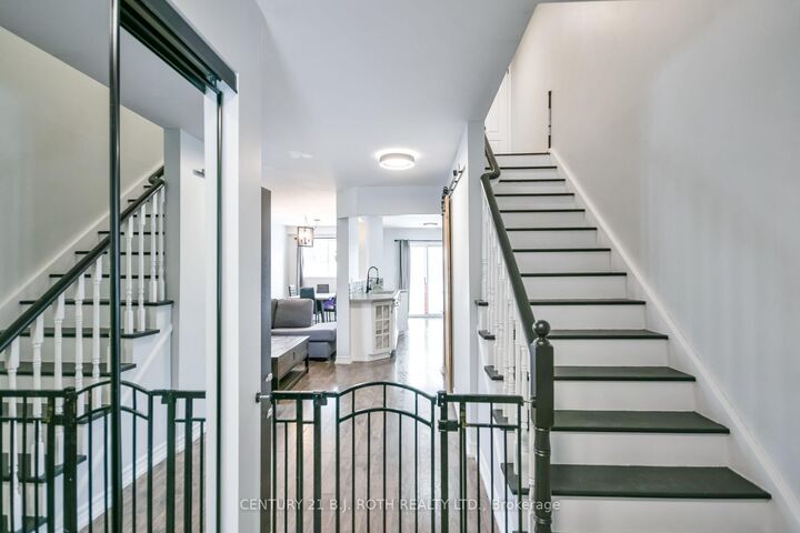 Photo de la propriété: 5 Black Cherry Crescent N ON L4N 9K9