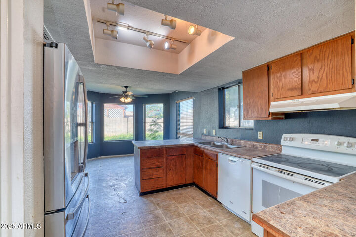 Property Photo:  1446 N Coleman Circle  AZ 85201 