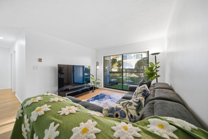 Property Photo: 15290 Thrift Avenue 104 BC V4B 2L8