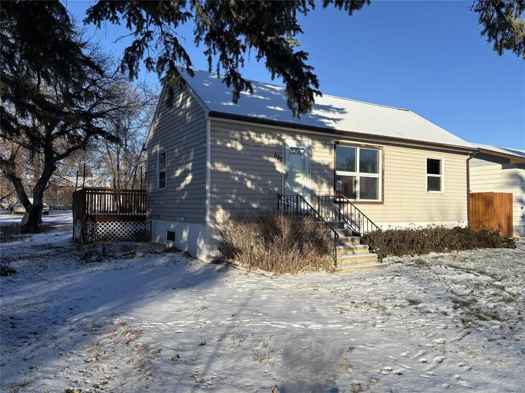 Property Photo:  631 Mountain Avenue  MB R0K 1G0 