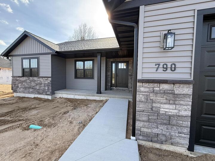 Property Photo:  790 Torrey Pines Way  WI 54467 