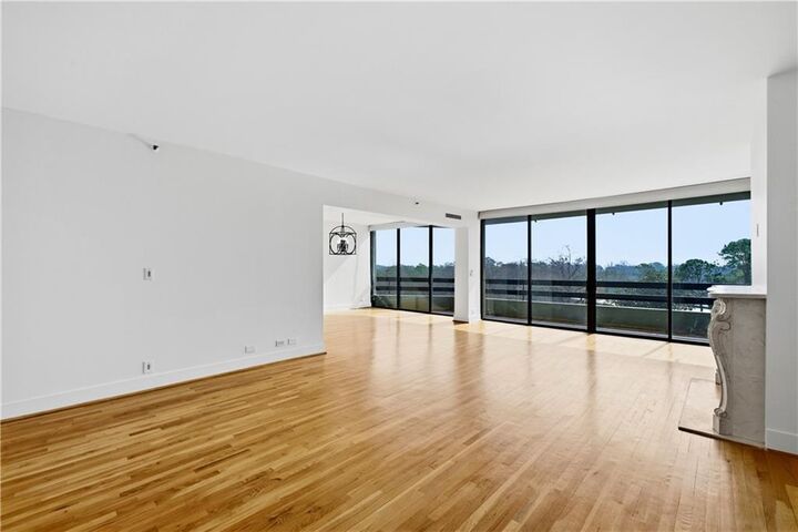 Property Photo: 2660 Peachtree Road NW 9G GA 30305