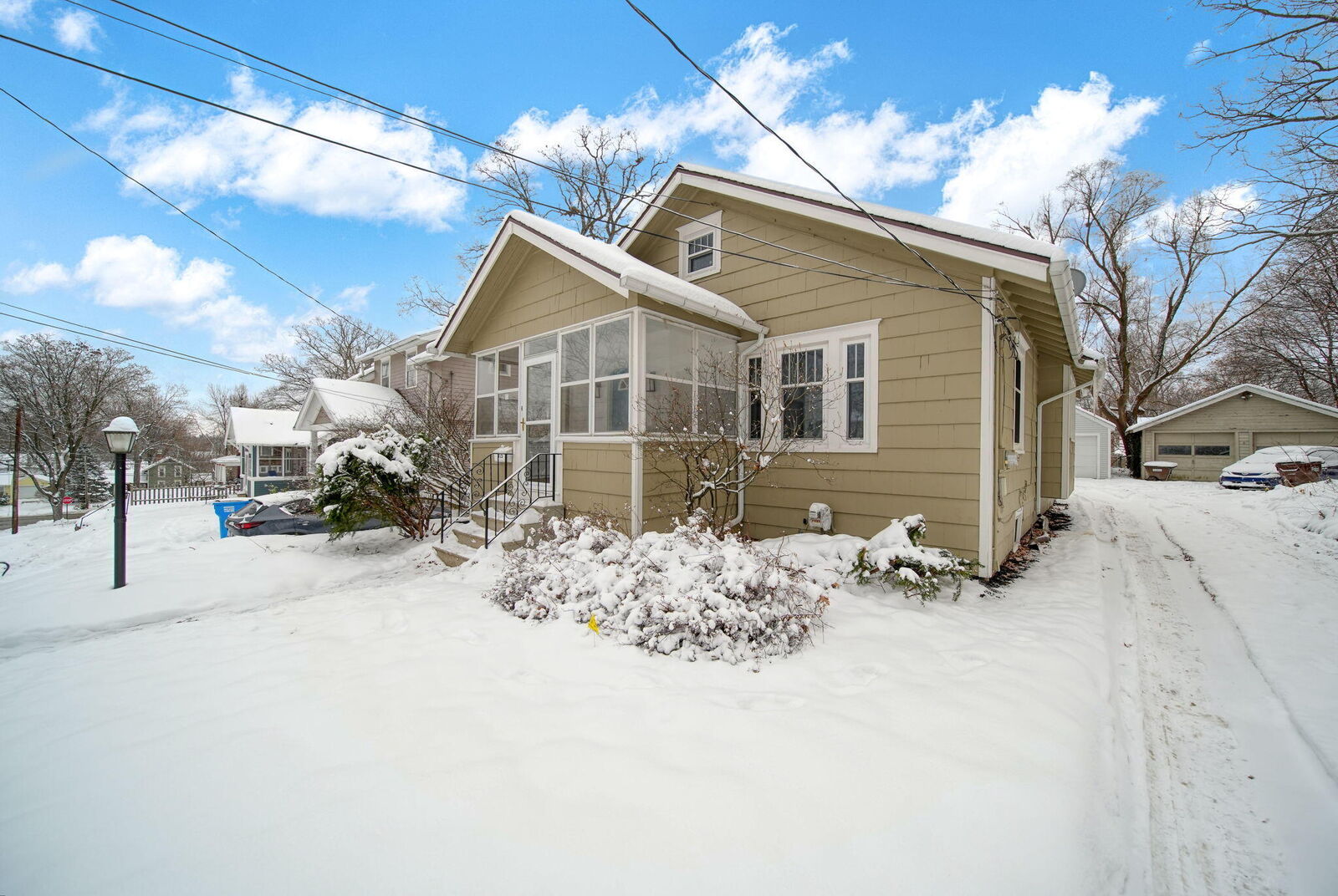 Property Photo: 715 Woodlawn Avenue MI 49203