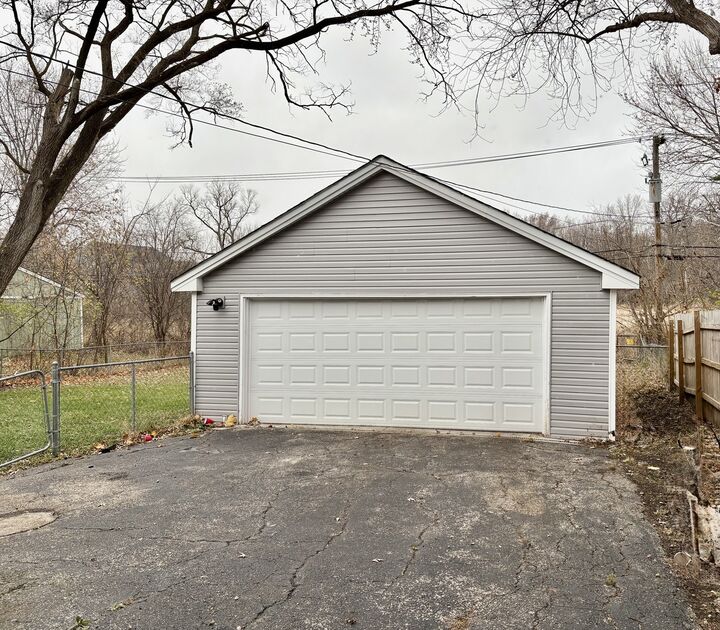 Property Photo: 724 Mohawk Drive IL 60073