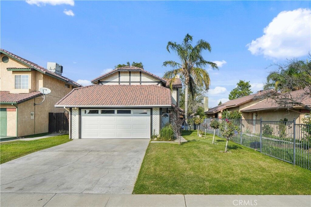 Property Photo: 1504 Santiago Court CA 93307