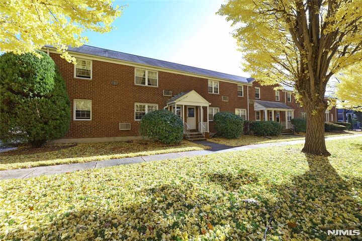 Property Photo:  40 Clark Court 104  NJ 07070 