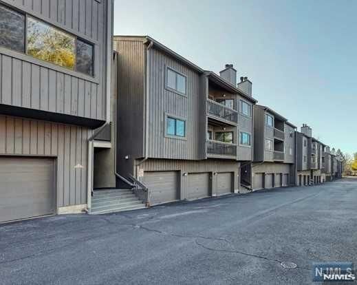 Property Photo:  272 Redwood Court 10  NJ 07446 