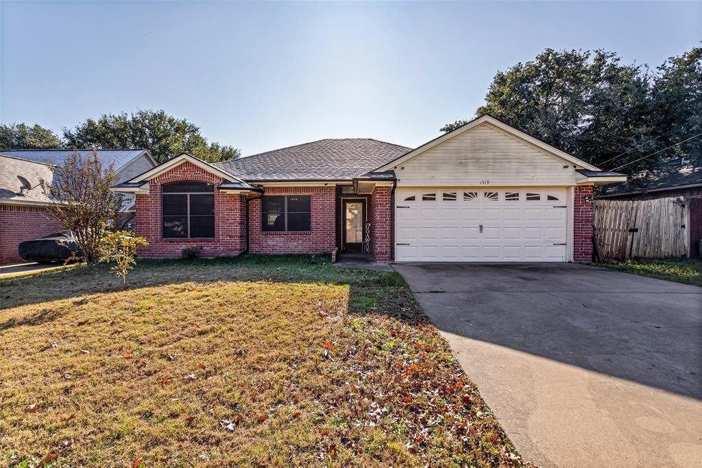 Property Photo: 1519 Hayloft Lane TX 76048